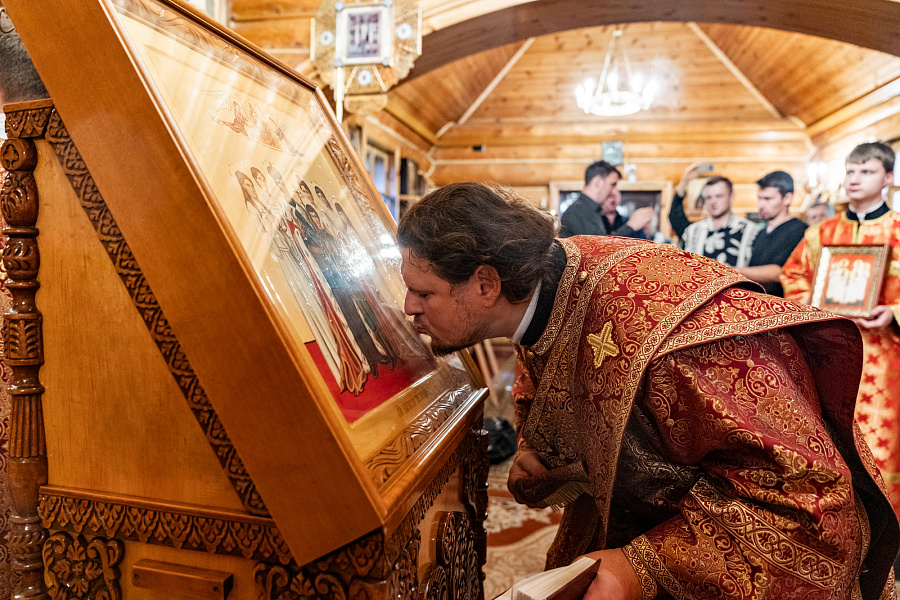 Божественная литургия в храме царственных страстотерпцев деревни Плещеево г.о. Подольск